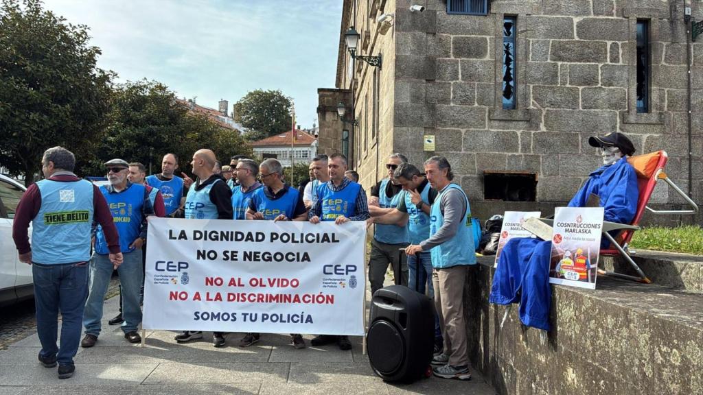 Protesta de agentes de la Policía Nacional en Santiago esta mañana.