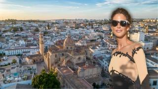 Inés Domecq vive en Madrid con su marido, Javier Martínez de Irujo, y sus dos hijos. Aunque reside en la capital, mantiene un fuerte vínculo con su tierra natal, Jerez de la Frontera (Cádiz).