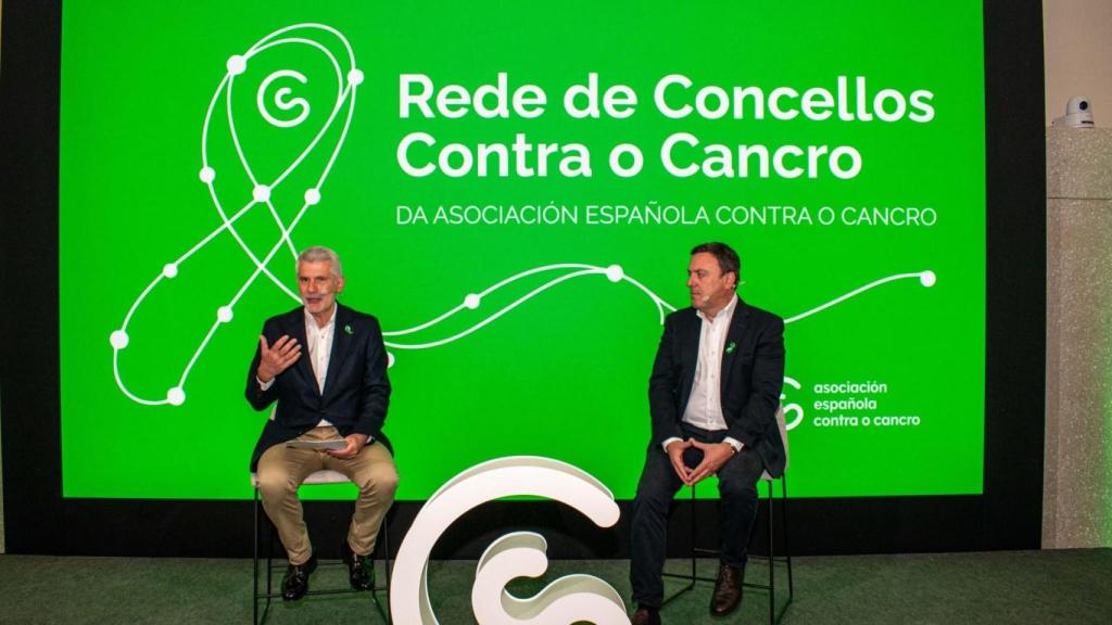 El presidente de la Junta Provincial de la Asociación Española Contra el Cáncer en A Coruña, Javier Álvarez Barbeito, y del presidente de la Diputación da Coruña, Valentín González Formoso.
