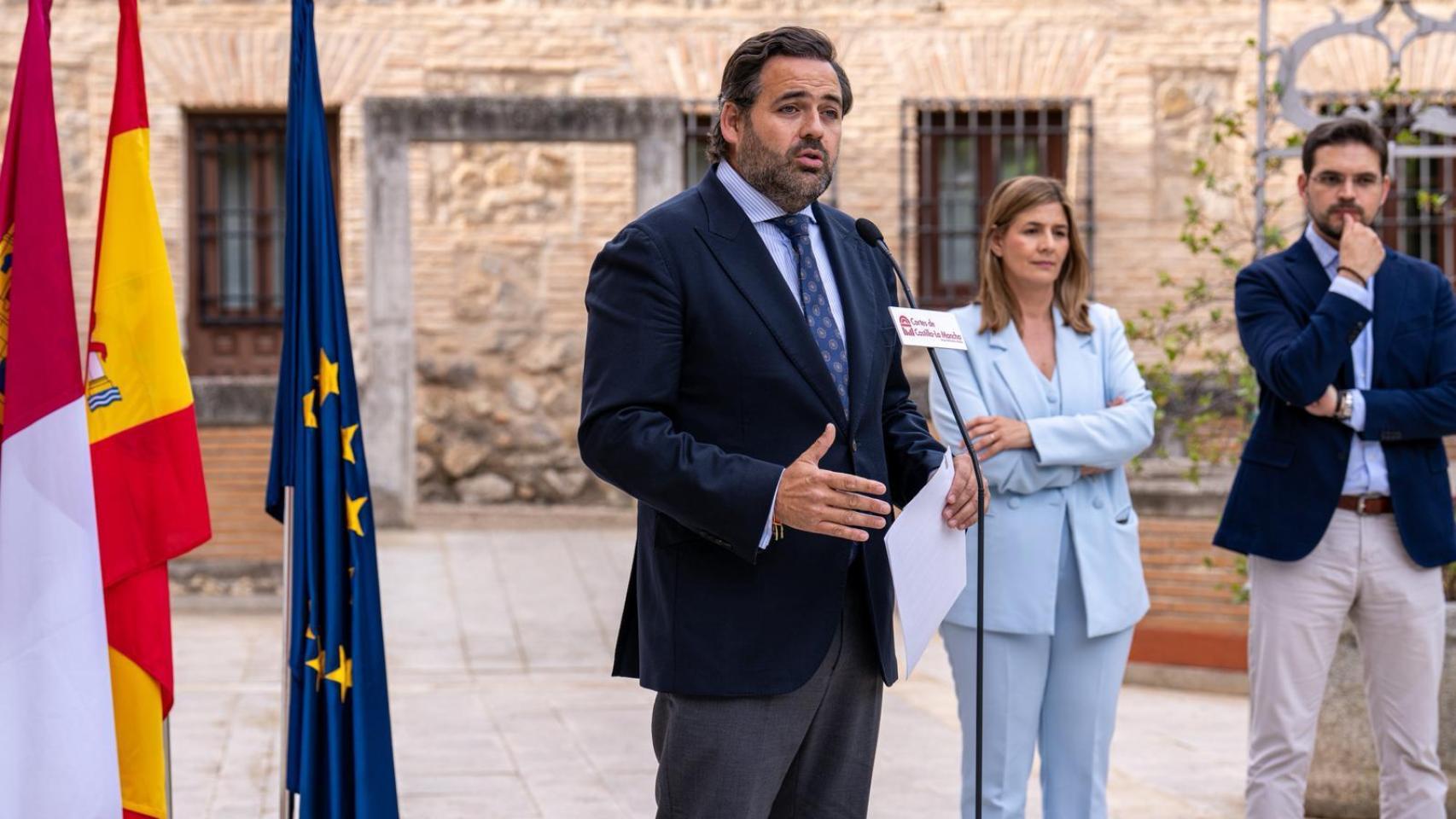Paco Núñez durante su intervención a las puertas de las Cortes.