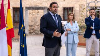 Paco Núñez durante su intervención a las puertas de las Cortes.