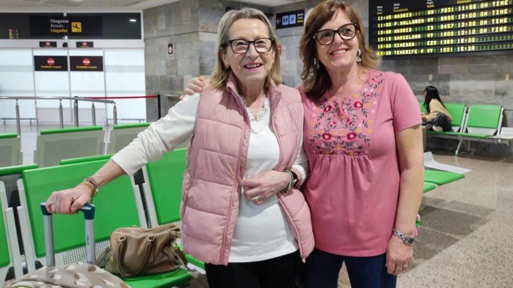 Las amigas Elvira y Mariví, antes de tomar un vuelo a Palma en el aeropuerto de Alvedro.