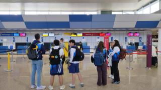 Un grupo de deportistas en la zona de facturación del aeropuerto de A Coruña.