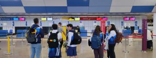 Un grupo de deportistas en la zona de facturación del aeropuerto de A Coruña.