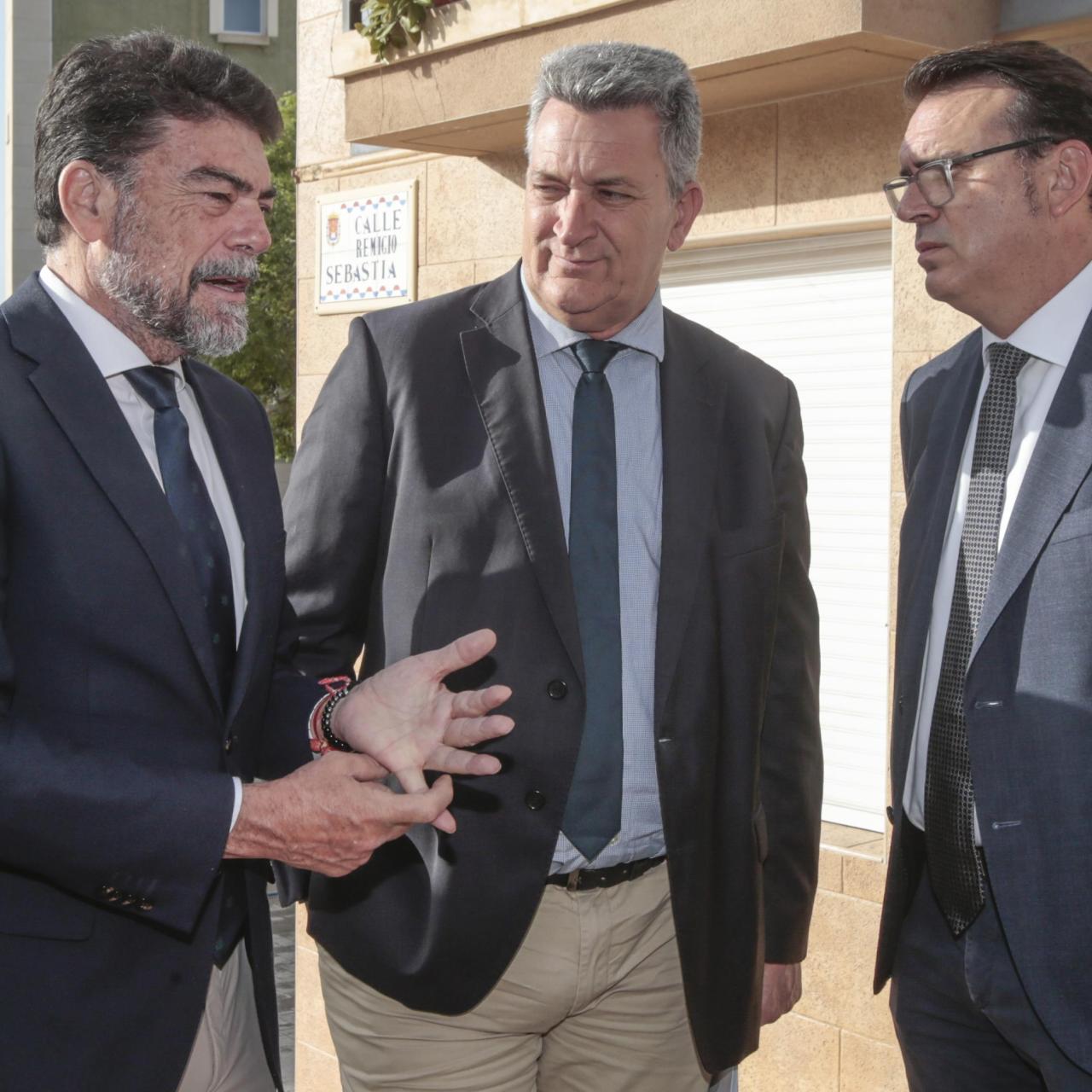 Los alcaldes Luis Barcala (Alicante) y Rafael García Berenguer (Mutxamel), junto al conseller Vicente Martínez Mus antes del inicio del acto.