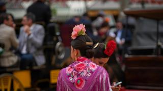 Imagen de dos mujeres en la Feria de Abril.