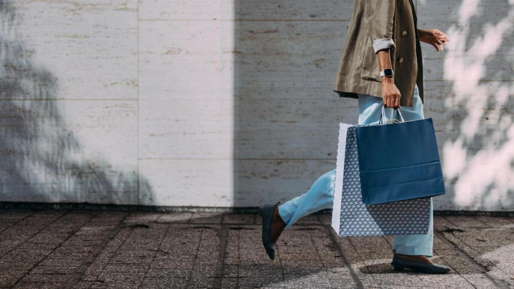 Imagen de una persona con compras.