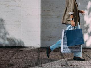Imagen de una persona con compras.