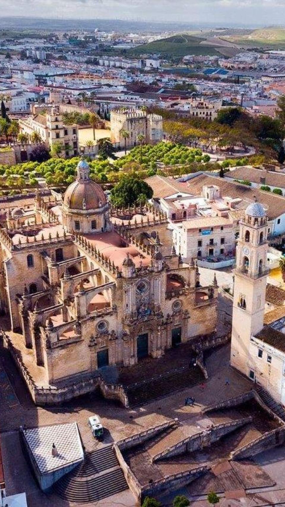 Vistas panorámicas del Alcázar y la Catedral de Jerez.