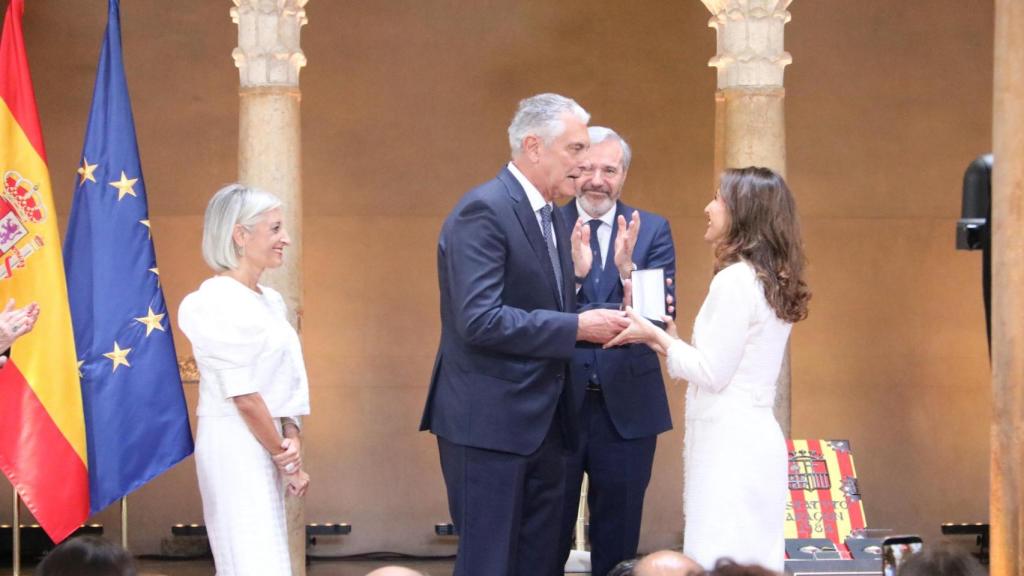 María Navarro entrega la Medalla de Oro a la CARTV.