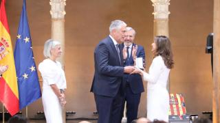 María Navarro entrega la Medalla de Oro a la CARTV.