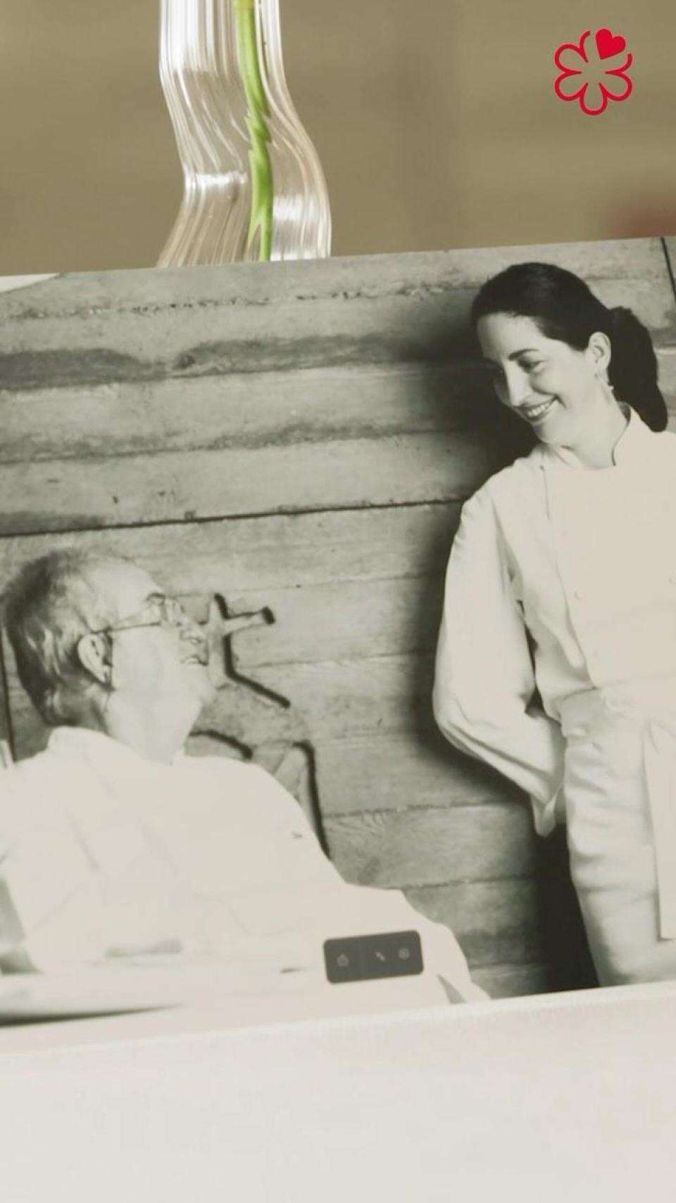 Imagen en blanco y negro de Elena con Juan Mari, en el restaurante.