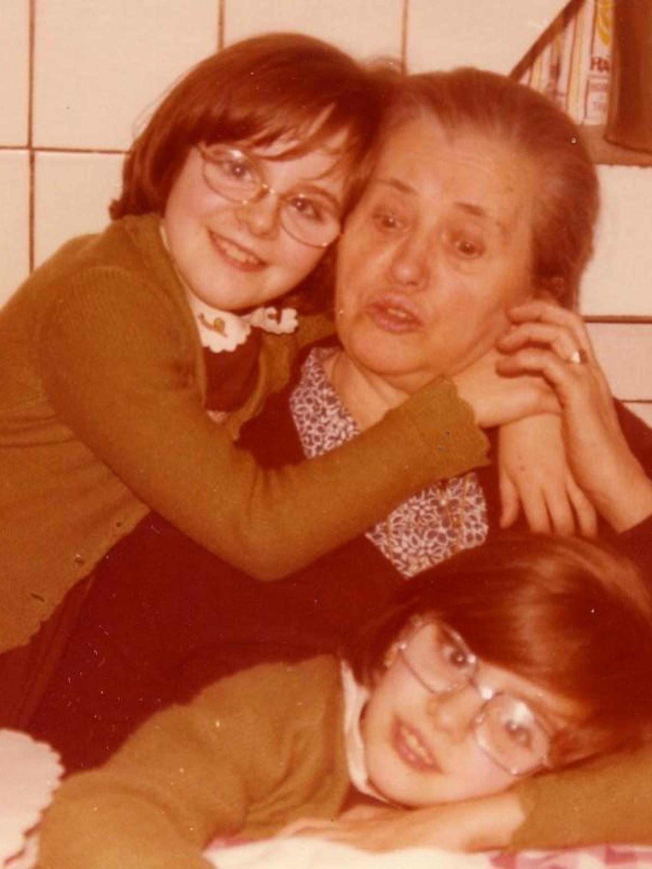 Elena con su hermana Marta y Paquita Arratibel.