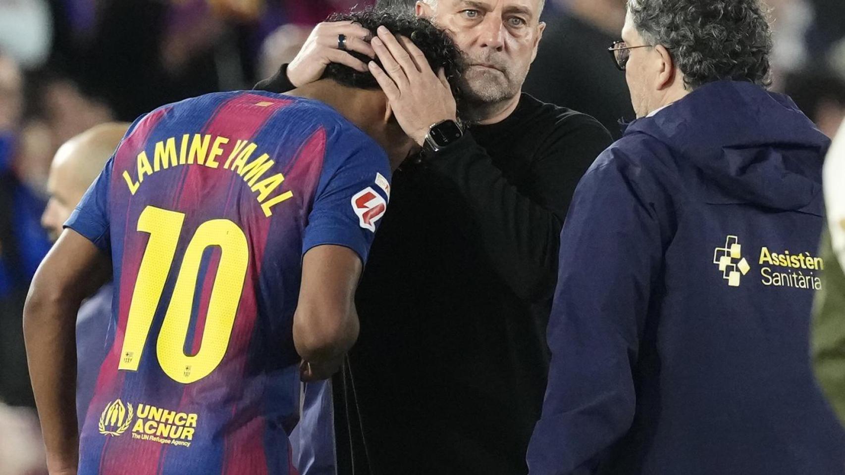 Lamine Yamal, consolado por Hansi Flick tras su lesión