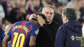 Lamine Yamal, consolado por Hansi Flick tras su lesión