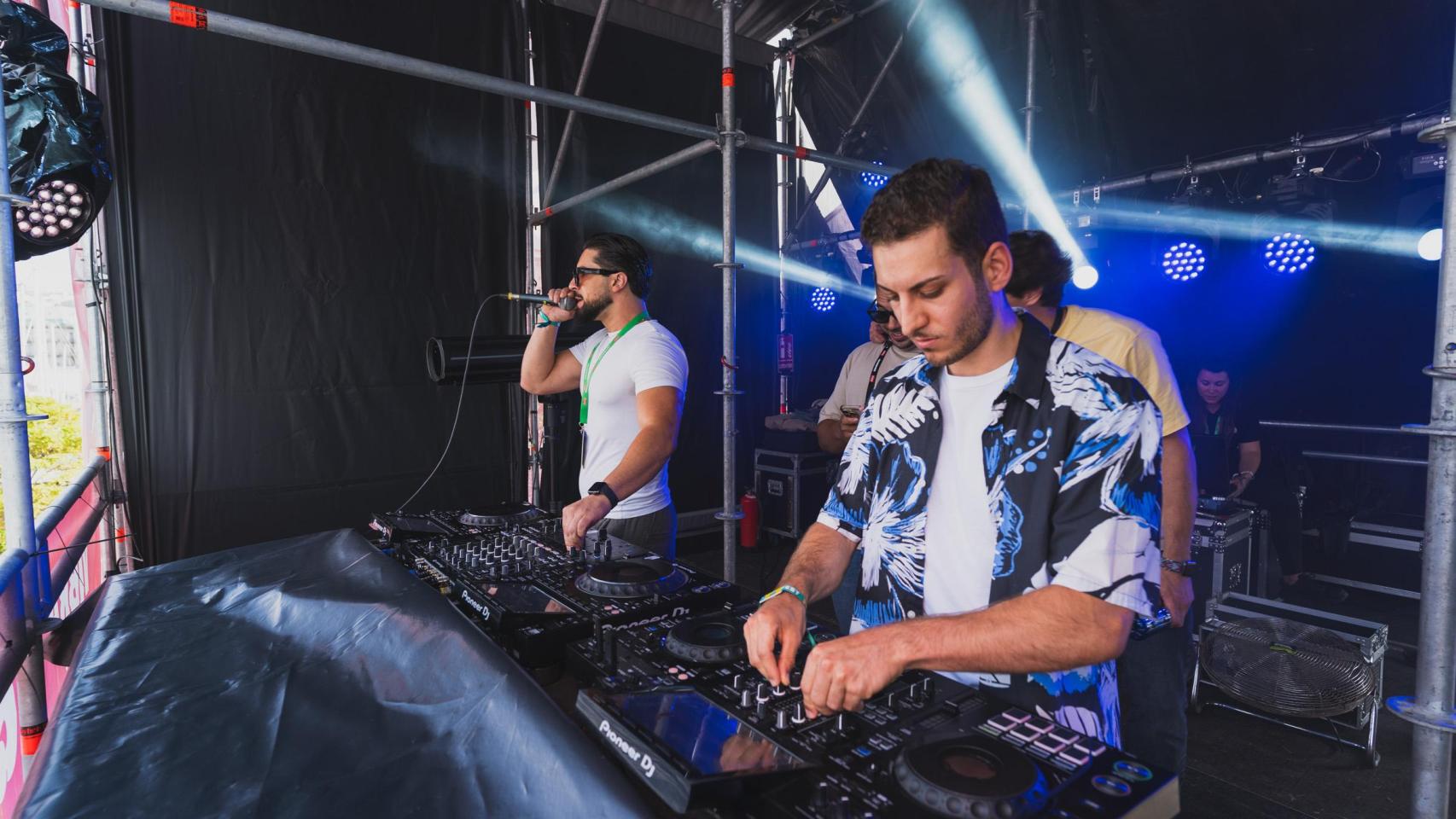 DJ