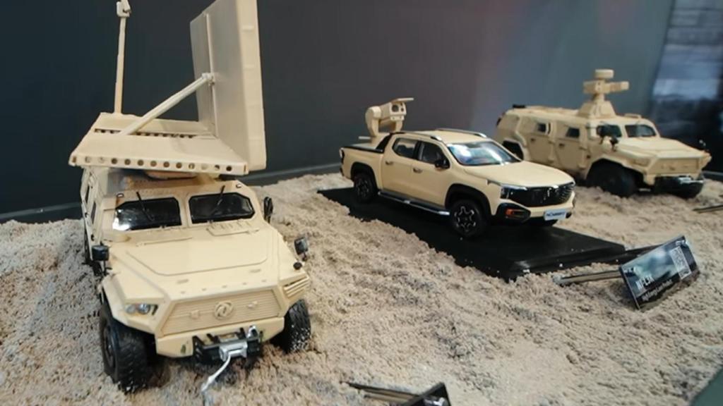 Maqueta del nuevo láser antidrones montado en un camión de China (el del medio).