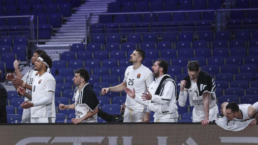 Los jugadores del Real Madrid de baloncesto en un Movistar Arena sin público frente al Hapoel Tel Aviv