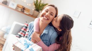 Imagen de una hija junto a su madre.