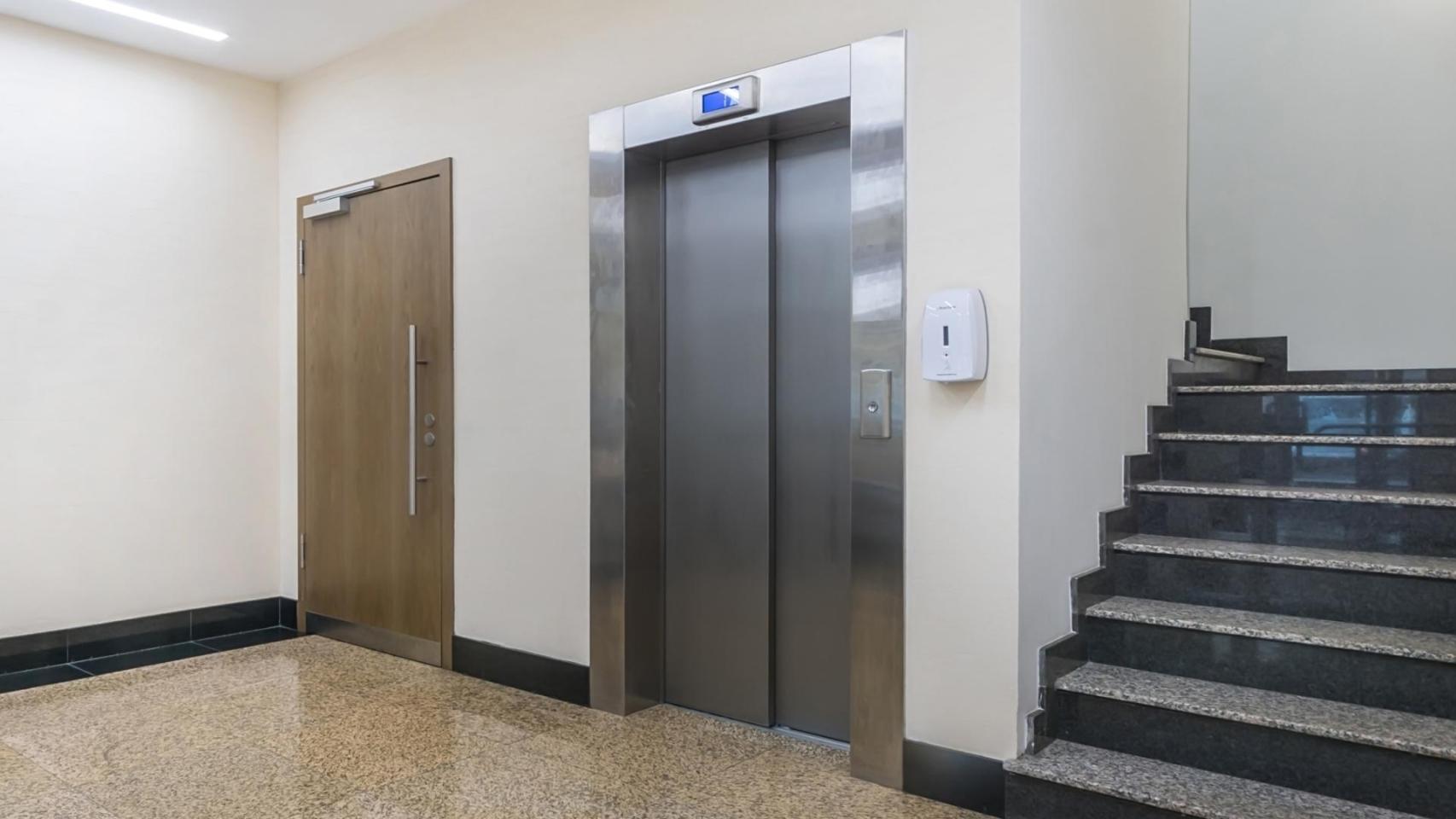 Ascensor en un edificio.jpg