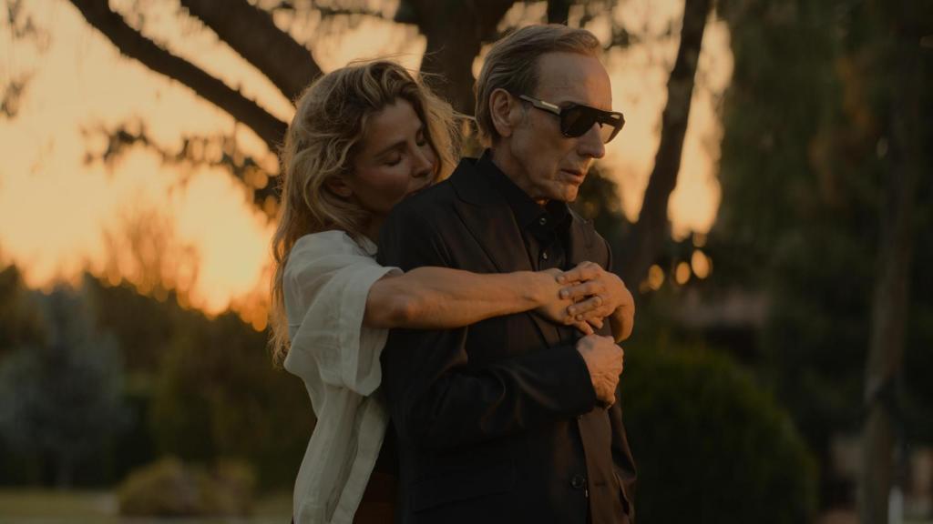 Elsa Pataky y Eusebio Poncela en un clip de 'El Homenaje' de SkyShowtime.
