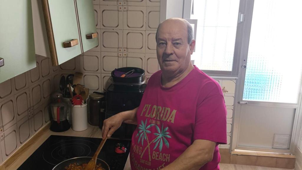 José cocinando en su nuevo hogar gracias a la Asociación INCISO.
