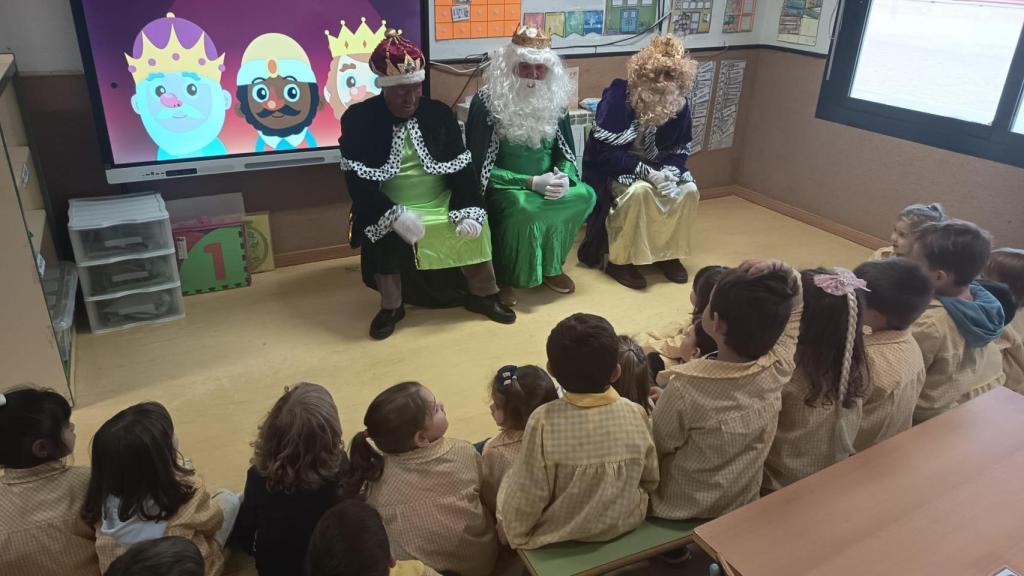 José y Alfredo vestido de Reyes Magos en un colegio de Ciudad Real.