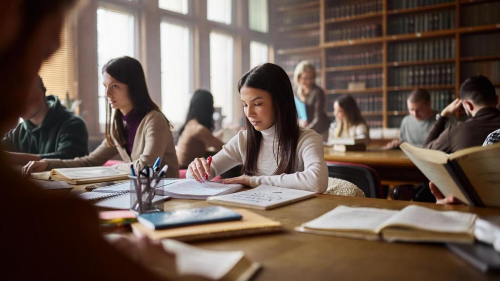 Imagen de archivo de una mujer estudiando.