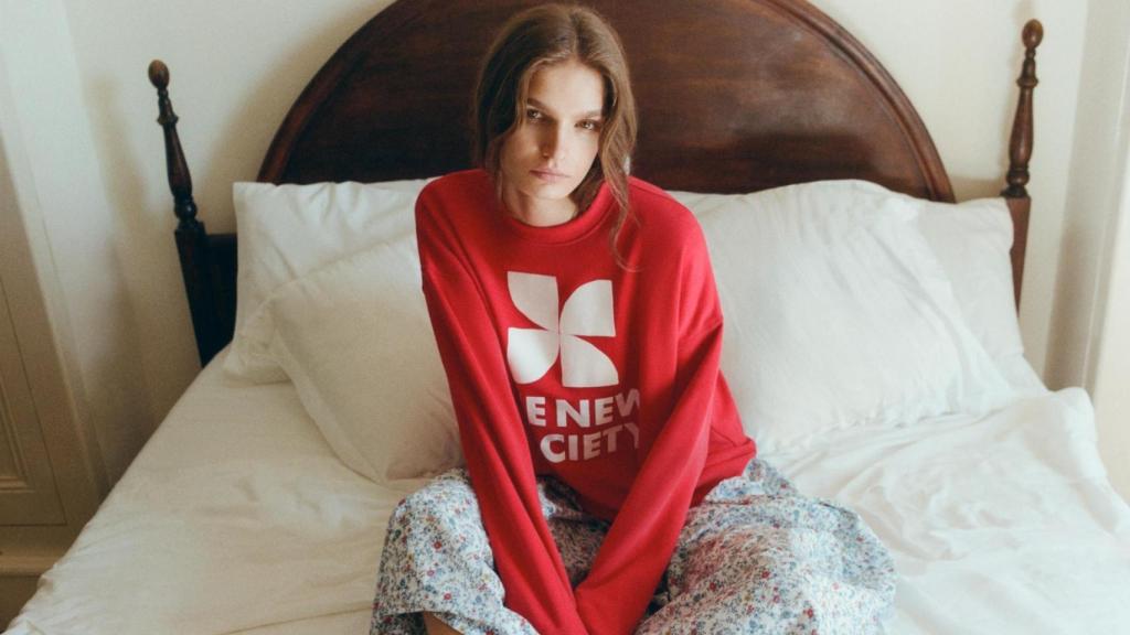 Sudadera con logo de The New Society.