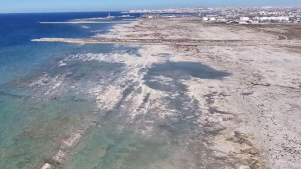 En la ciudad porturaria de Aktau (Kazajistán), el Mar Caspio ha retirado su costa y ya ha perdido calado para la navegación.