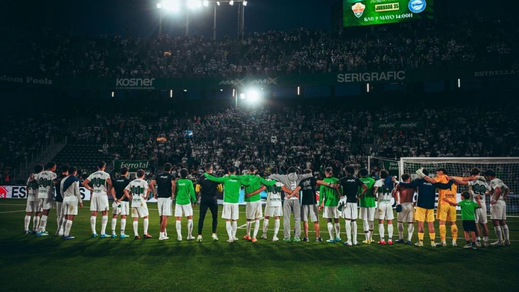 Los jugadores del Elche celebran la victoria ante el Atlético con la afición.