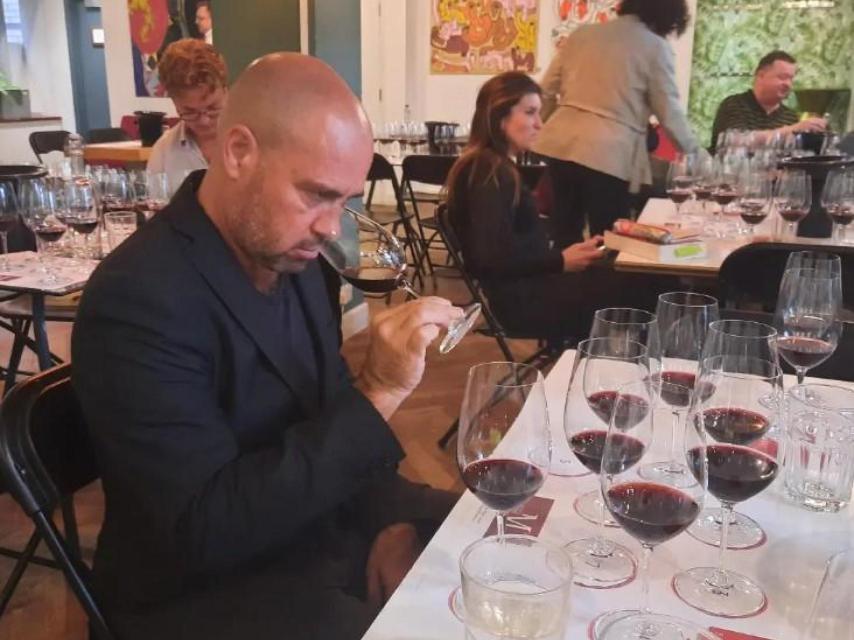 Ramiro Fernández huele y cata vinos en un certamen de sumilleres.