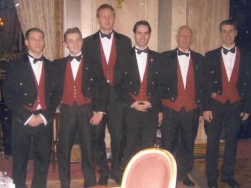 El sumiller coruñés, primero por la izquierda, en su primer podio como sumiller en un concurso en el hotel Ritz de Londres.