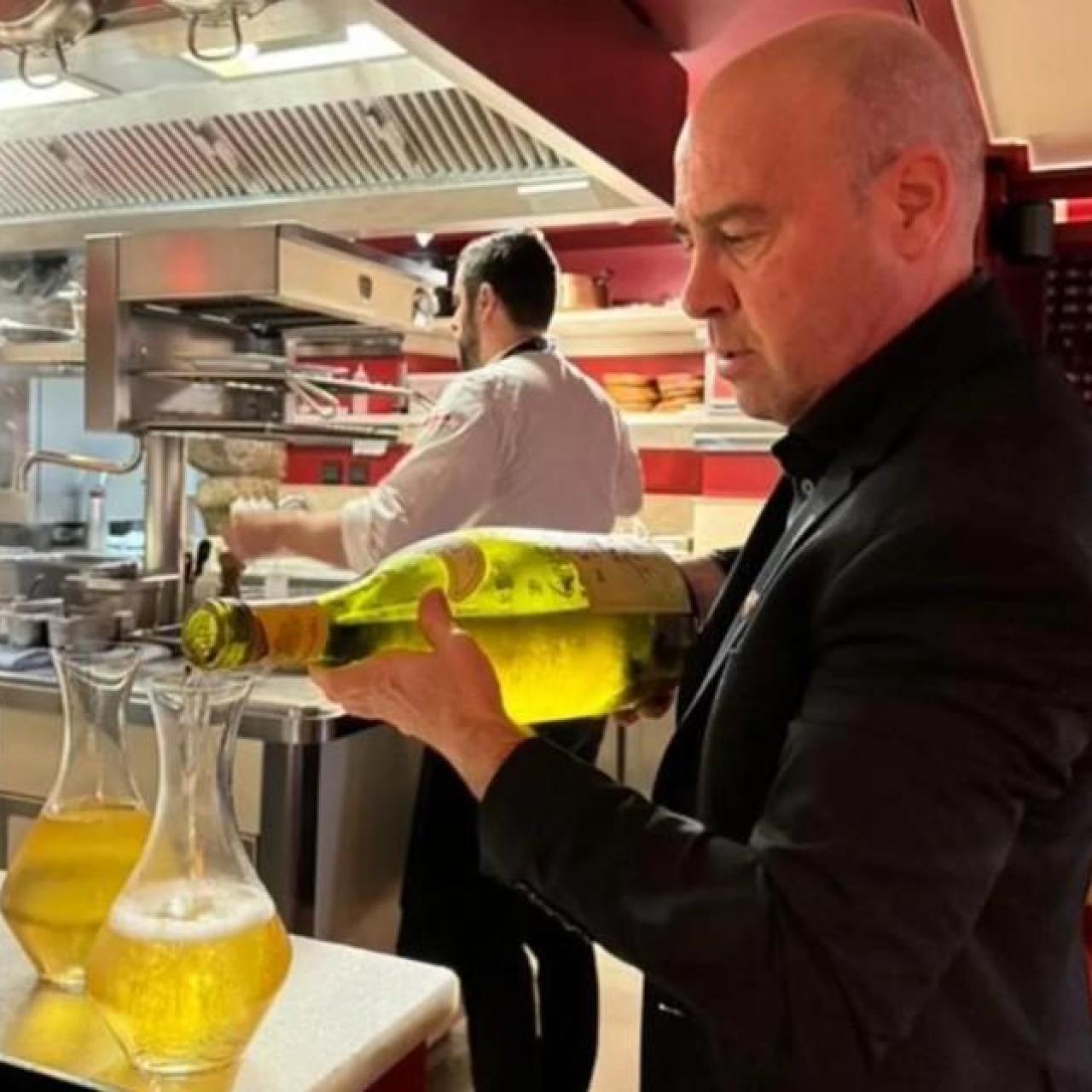 Ramiro Fernández decanta una botella de Pouilly Fume de Ladoucette.