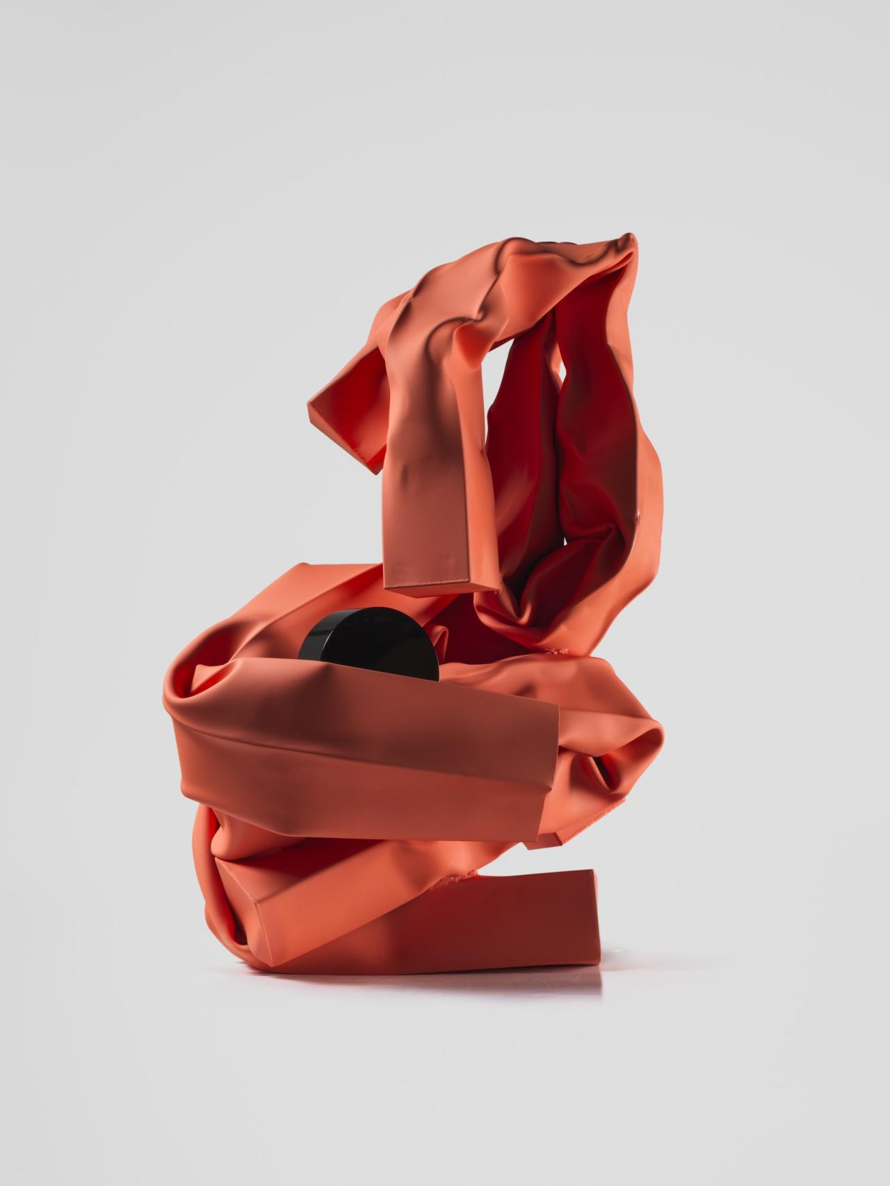 Carol Bove, Rich Mom, 2018. Acero inoxidable y pintura de uretano, 49 5/8 × 33 1/8 × 26 3/4 in. (126 × 84.1 × 68 cm).