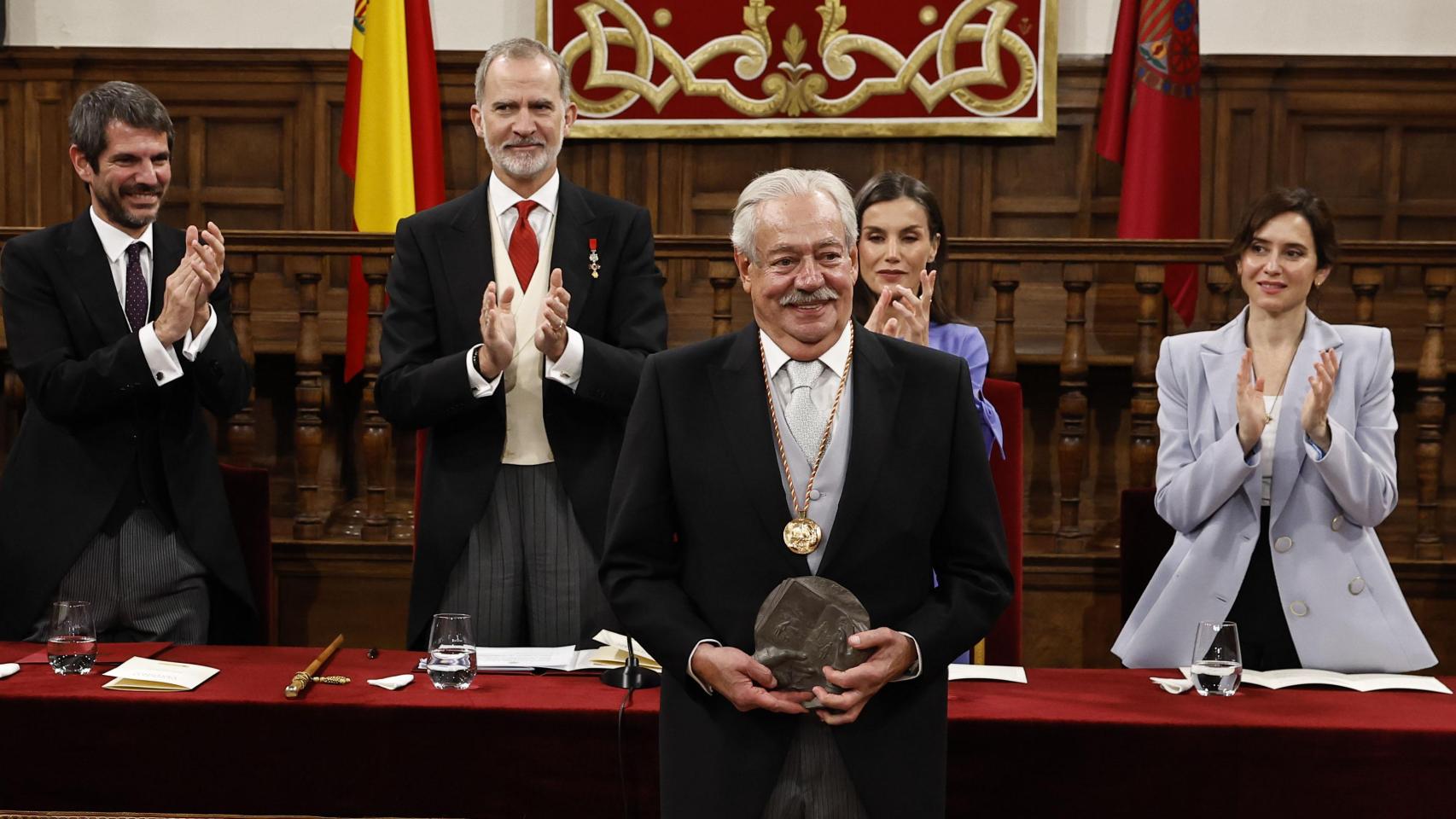 Gonzalo Celorio durante la ceremonia de recepción del Premio Cervantes, celebrada como cada año en el Paraninfo de la Universidad de Alcalá de Henares. Foto: Ballesteros / EFE