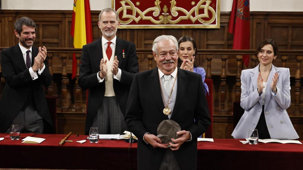 Gonzalo Celorio durante la ceremonia de recepción del Premio Cervantes, celebrada como cada año en el Paraninfo de la Universidad de Alcalá de Henares. Foto: Ballesteros / EFE
