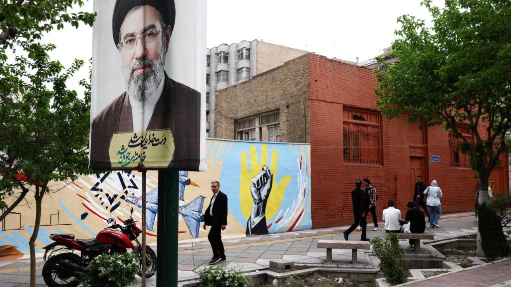 Un cartel con la imagen del líder supremo de Irán, Mojtaba Jamenei, se exhibe en una calle de Teherán.