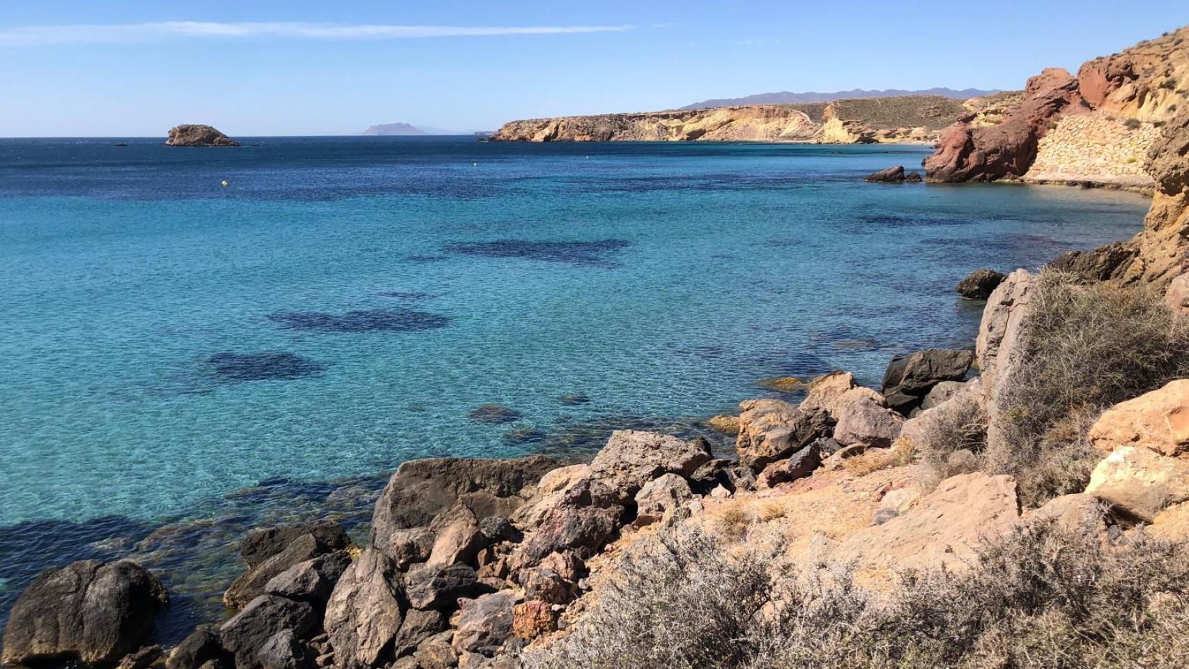 Mazarrón está asentada en una amplia bahía abierta al Mediterráneo, con 35 kilómetros de litoral.