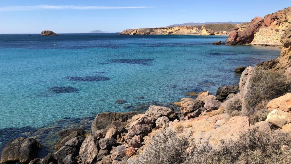 Mazarrón está asentada en una amplia bahía abierta al Mediterráneo, con 35 kilómetros de litoral.