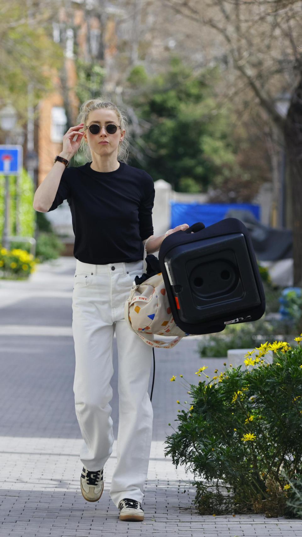 Amber Heard saliendo de su casa en El Viso.