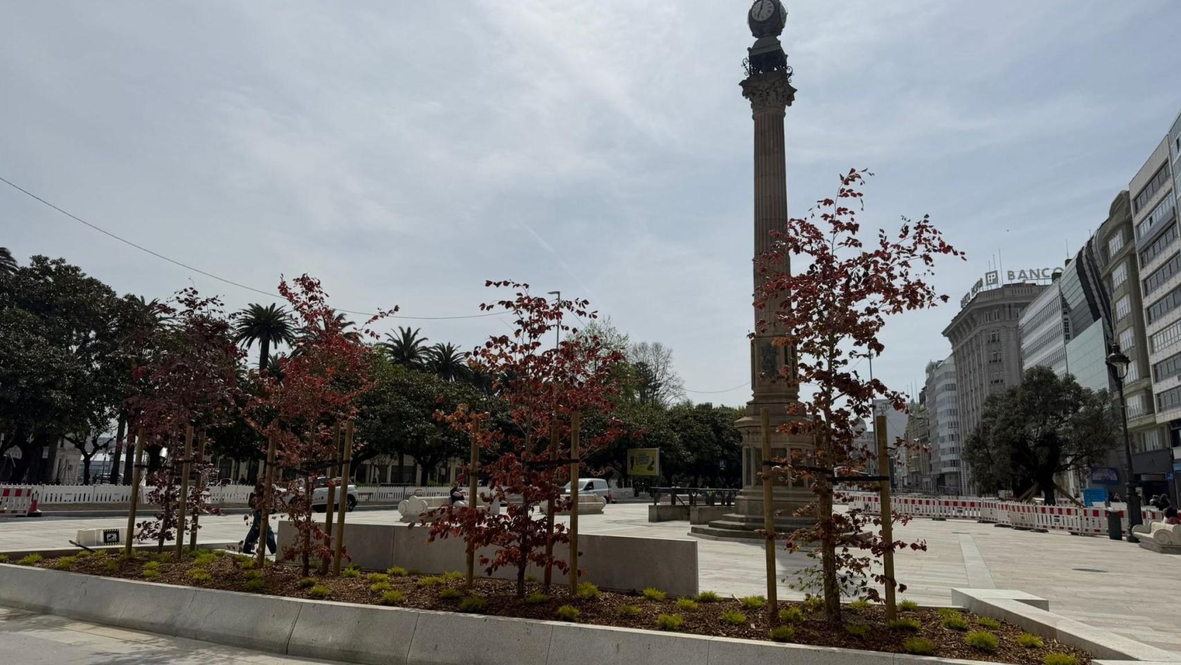 Las nuevas incorporaciones verdes al Obelisco de A Coruña