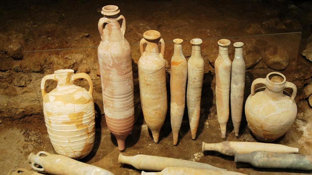 Mazarrón alberga los restos de dos barcos fenicios de más de 2.500 años de antigüedad, encontrados en la playa de la isla. Estos son algunos de los pecios mejor conservados del Mediterráneo.