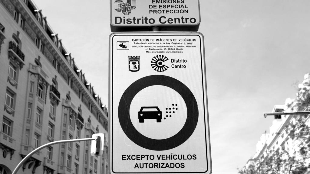 Un cartel en la Zona de Bajas Emisiones en el centro de la ciudad, a 22 de abril de 2026, en Madrid (España).