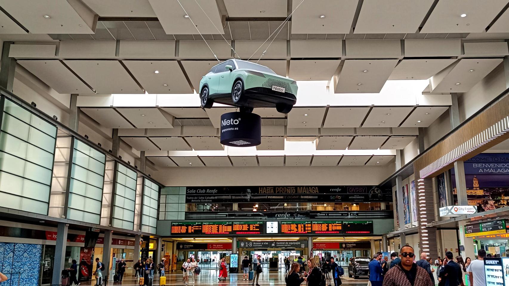 El Omoda 7 colgado en el Centro Comercial Vialia