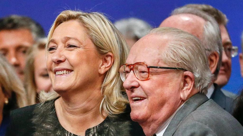 El difunto fundador del Frente Nacional (FN), junto con su hija y heredera, Marie Le Pen.