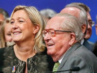 El difunto fundador del Frente Nacional (FN), junto con su hija y heredera, Marie Le Pen.