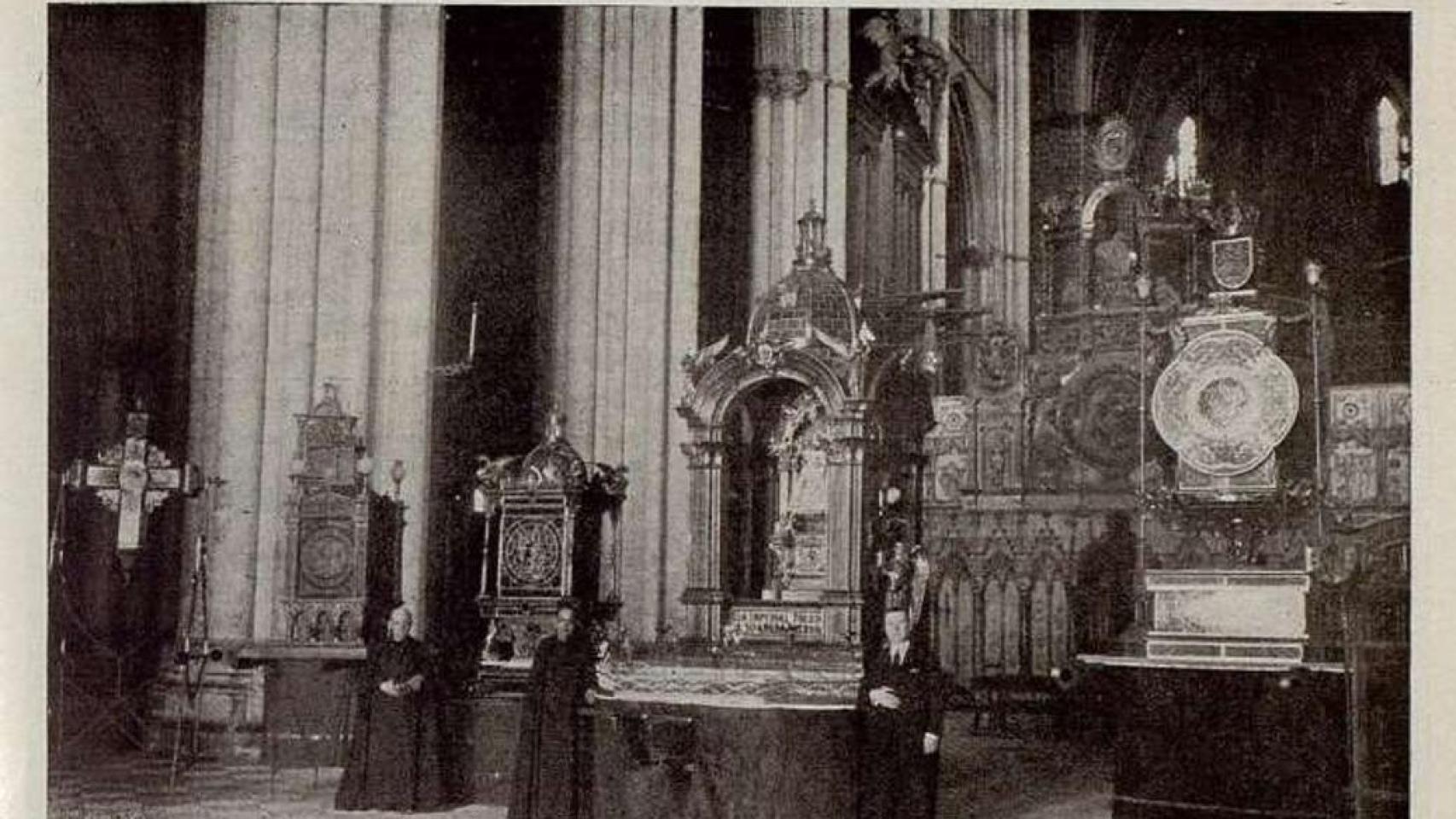 Detalle de la composición del Rosario de Cristal expuesto en la Catedral Primada en los años 20.