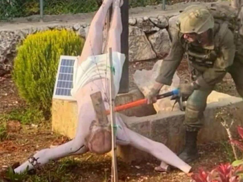 Un soldado israelí destrozó a mazazos una imagen de Cristo en una aldea cristina en el sur d Líbano.