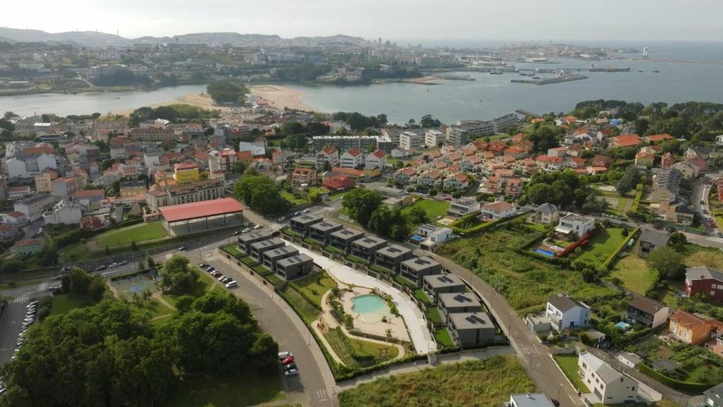 Vista de la urbanización en el contexto de A Coruña
